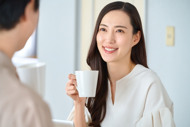 自然な笑顔で過ごす女性