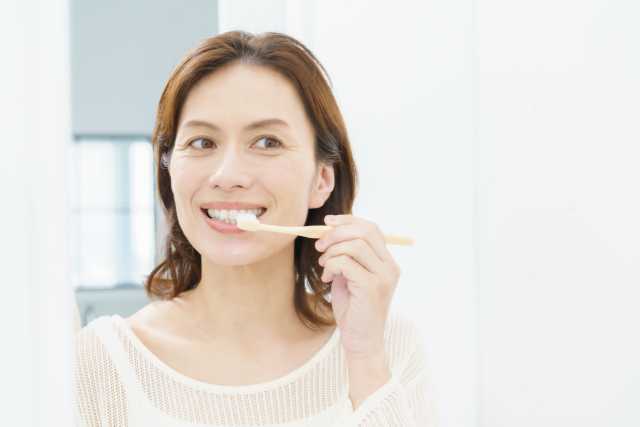 丁寧に歯磨きをする女性