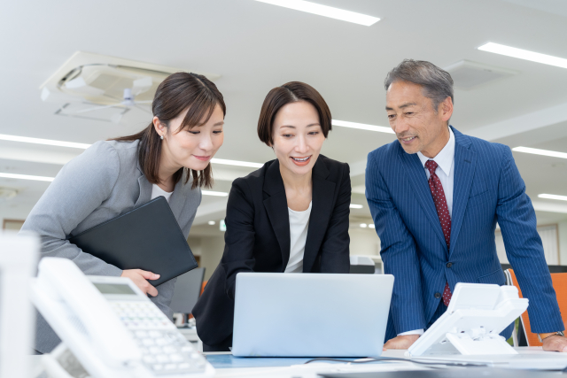 人前で自然に微笑む女性
